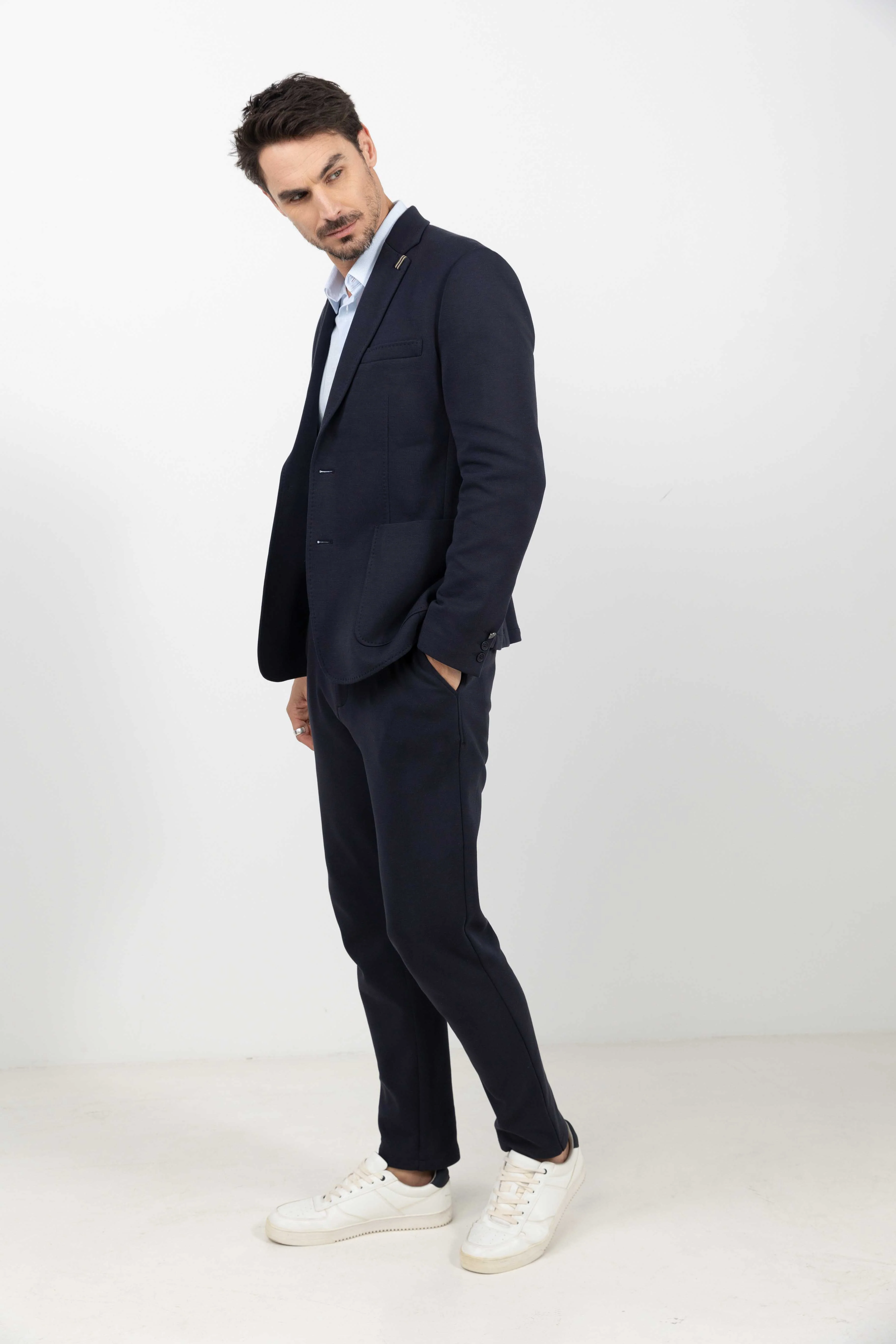 Veste tailleur bleu marine élégante - Image 3