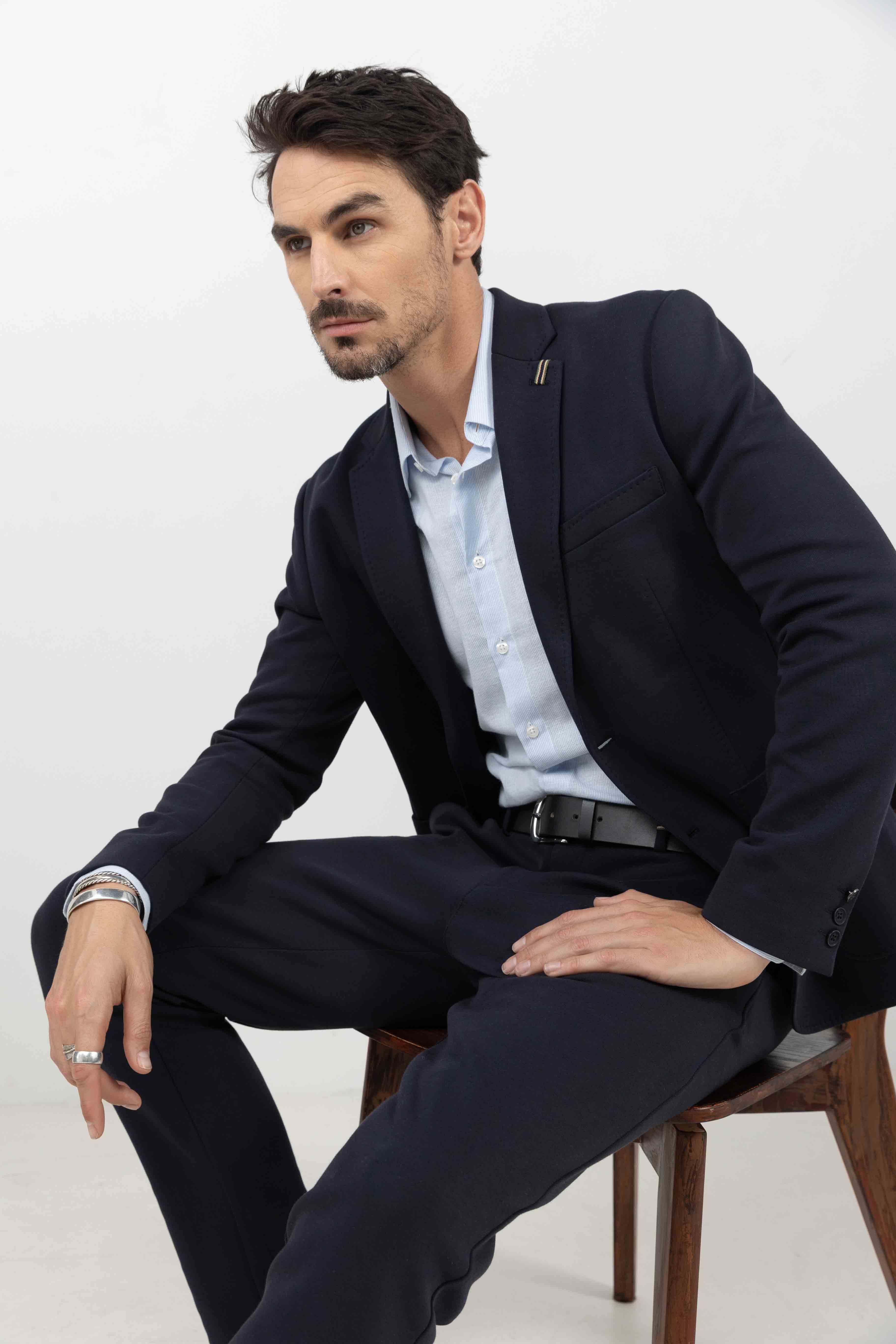 Veste tailleur bleu marine élégante - Image 4