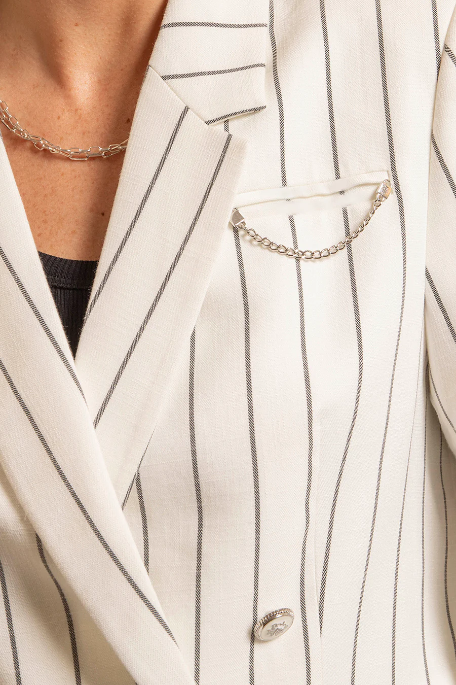 Veste tailleur rayée écrue et noire - Image 2