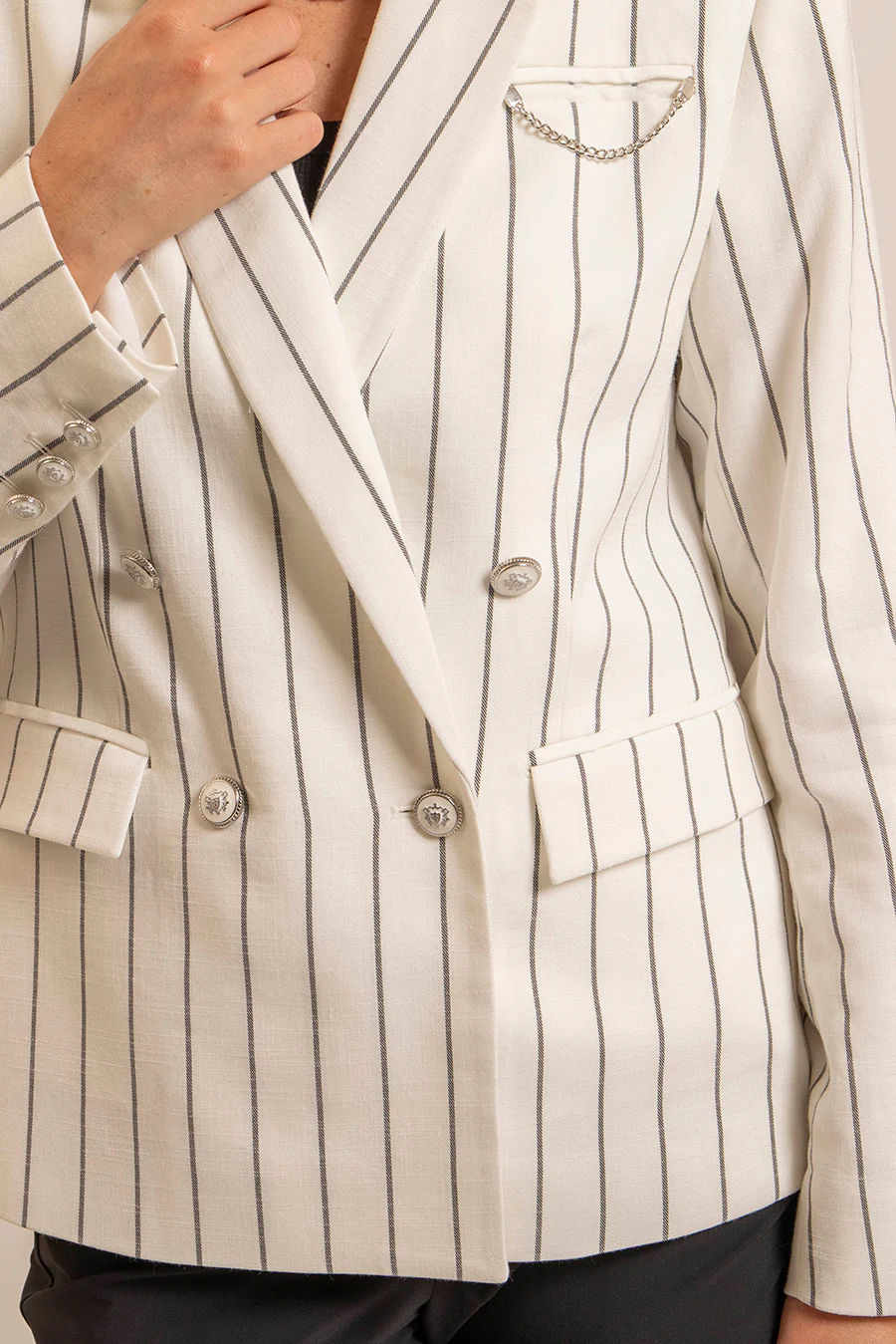 Veste tailleur rayée écrue et noire - Image 3
