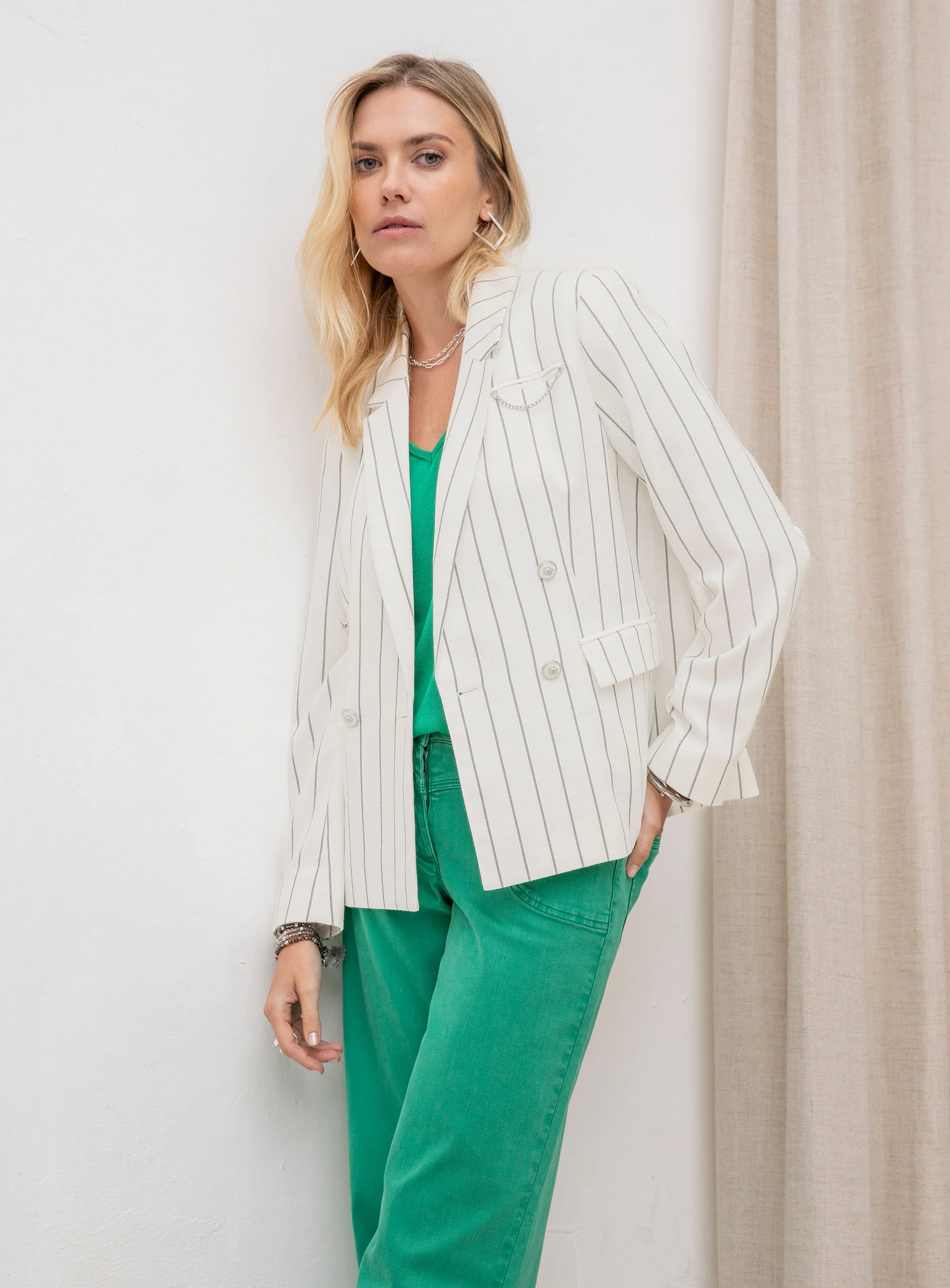 Veste tailleur rayée écrue et noire - Image 4